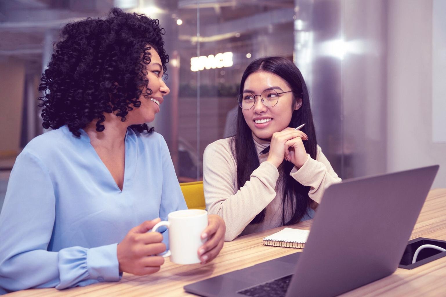Persona organizando finanzas personales con documentos y calculadora